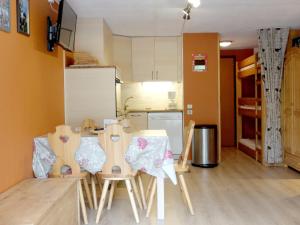 Studio ski aux pieds, balcon, animaux admis - FR-1-502-458