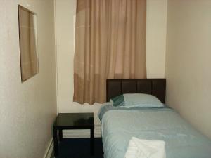 Budget Single Room with Shared Bathroom room in Forest Gate Hotel