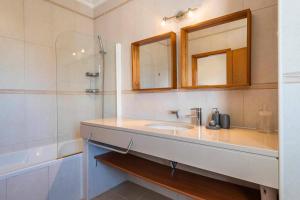 Villa Chris by Gabi Miguel