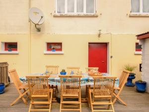 Apartment Dans la forêt de Pin by Interhome