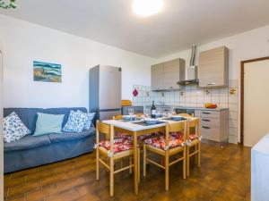 Apartment Appartamento La Cecinese by Interhome