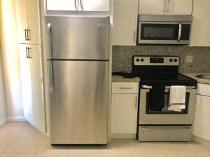 LOCATION! Apartment in Coconut Grove with parking