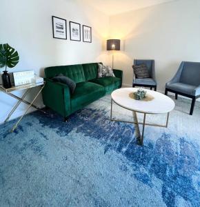 LOCATION! Apartment in Coconut Grove with parking