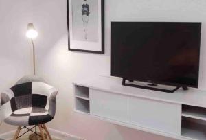 LOCATION! Apartment in Coconut Grove with parking