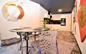 Maisons de vacances Nice home in Sommires with WiFi and 2 Bedrooms : photos des chambres