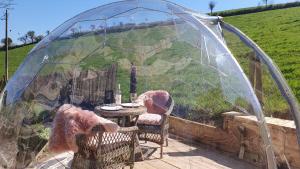 Luxury Coastal Shepherds Hut with hot tub, dining dome & a 5 Minute Walk to Pubs and Village