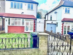 Stunning Modern Cozy 5 star 3 bedroom house-Free Parking Greater London Metro Stations hosted by Tony