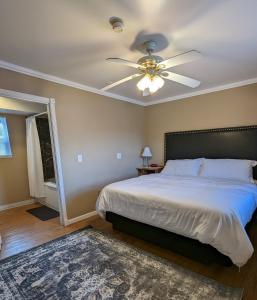 King Suite room in Bridge of The Gods Motel Cabins & RV Park