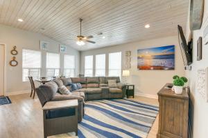 Luxe Crystal Beach Retreat with Views! Walk to Shore
