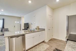 Inviting Henderson Townhome with Community Pool!