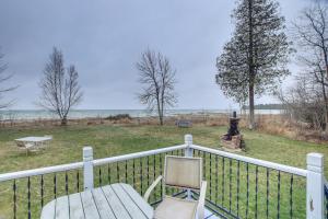 obrázek - Serene Lakefront Baileys Harbor Home with Deck!