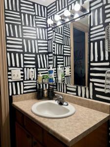 420 Friendly SKYLINE view Downtown Loft FREE Parking