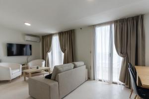 White Pearl Apartments