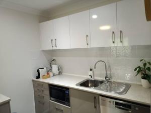 Adorable Private 2 bedroom Guest Suite + pool