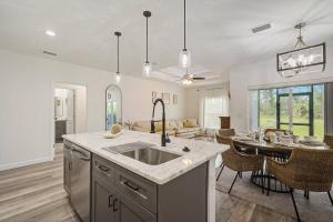 Sunny Coastal,3 BD, 2 BA, King Master Suite, Close to Ocean, Golfing , Fishing