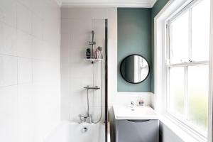 Merton House - Entire Modern City Centre Home