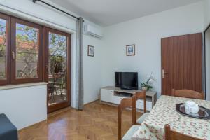 Apartments with parking space Fazana - 20822