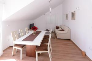 Apartment Violeta 2 with parking