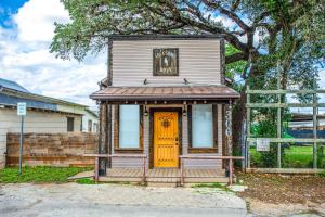 Lonesome Dove Bandera Cabin