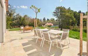 Maisons de vacances Beautiful Home In Serignan With Wifi, Outdoor Swimming Pool And Private Swimming Pool : photos des chambres