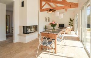 Maisons de vacances Beautiful Home In Serignan With Wifi, Outdoor Swimming Pool And Private Swimming Pool : photos des chambres