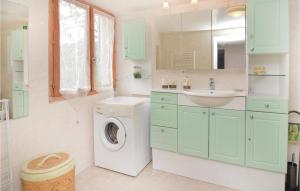 Maisons de vacances Gorgeous Home In Les Salles Du Gardon With Kitchen : photos des chambres