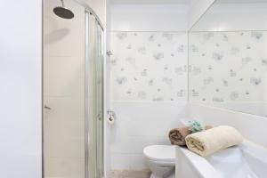 3 apartments 50m from the Las Americas Promenade with heated pool