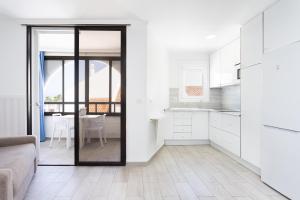 3 apartments 50m from the Las Americas Promenade with heated pool