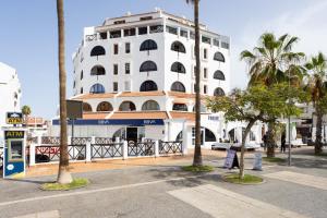 3 apartments 50m from the Las Americas Promenade with heated pool