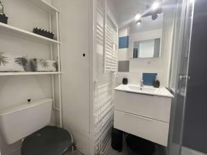Studio Mezzanine Lumineux avec Wifi, Idéalement Situé, 4 Couchages, à 250m de la Plage et du Port - FR-1-224B-99