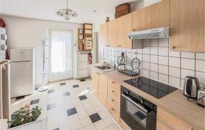 Amazing Home In Péronne With Kitchen