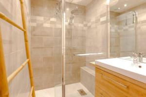 Appartements French Riviera 1 bedroom on the beach facing Cannes : photos des chambres