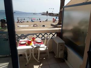French Riviera 1 bedroom on the beach facing Cannes