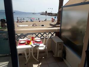 Appartements French Riviera 1 bedroom on the beach facing Cannes : photos des chambres