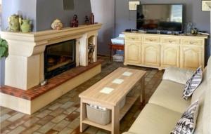 Maisons de vacances Nice Home In La Roque-sur-pernes With Outdoor Swimming Pool, Wifi And 4 Bedrooms : photos des chambres