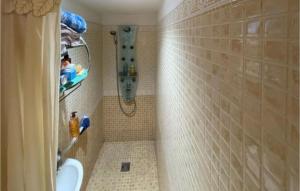 Maisons de vacances 4 Bedroom Beautiful Home In La Roque-sur-pernes : photos des chambres