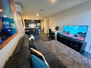 Midnight Luxe 2BR 2Bath Apartment 408 in the heart of Braddon Pool Sauna L4 Views Secure Parking Wine WiFi