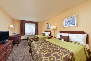 Queen Room with Two Queen Beds - Non-Smoking room in Americas Best Value Inn San Jose