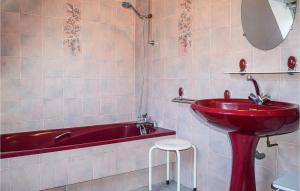 Maisons de vacances 3 Bedroom Nice Home In Kerbors : photos des chambres