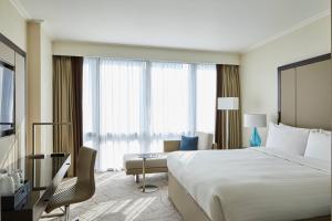Deluxe Room, Guest room, 1 King room in London Marriott Hotel Canary Wharf
