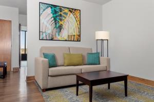 Junior King Suite with Sofa Bed and Lounge Access room in Holiday Inn Bristol Conference Center
