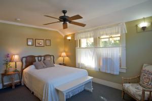 Queen Suite with Mountain View room in West Kauai Lodging