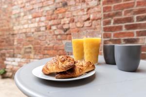 Amazing house with central location TV downstairs and in bedroom super fast WiFi and crisp white hotel linen hosted by Our Home Short Stays