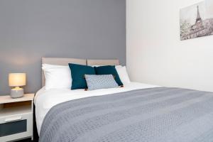 Amazing house with central location TV downstairs and in bedroom super fast WiFi and crisp white hotel linen hosted by Our Home Short Stays