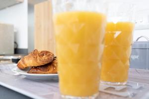 Amazing house with central location TV downstairs and in bedroom super fast WiFi and crisp white hotel linen hosted by Our Home Short Stays