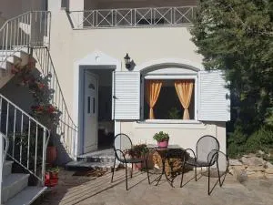 Under the Red Rock and View Studio - Sampatiki