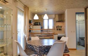 Maisons de vacances Amazing home in Gujan-Mestras with WiFi : photos des chambres