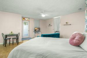 Sebring Circle Studio Stay- Postcard Mural Views - Ubytování bez kategorie ve městě Sebring