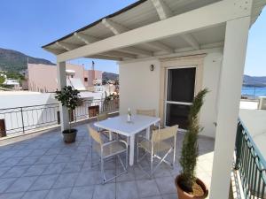 ANASSA HOME A Spacious Cretan House Next To The Sea, Family and Couple Friendly with Terrace in Makry Gialos & Ierapetra