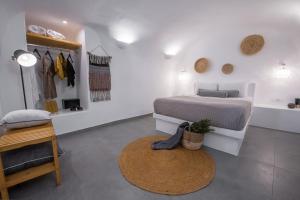 Deluxe One-Bedroom Cave Villa with Outdoor Hot Tub and Caldera View room in Virginia's Cave Villas